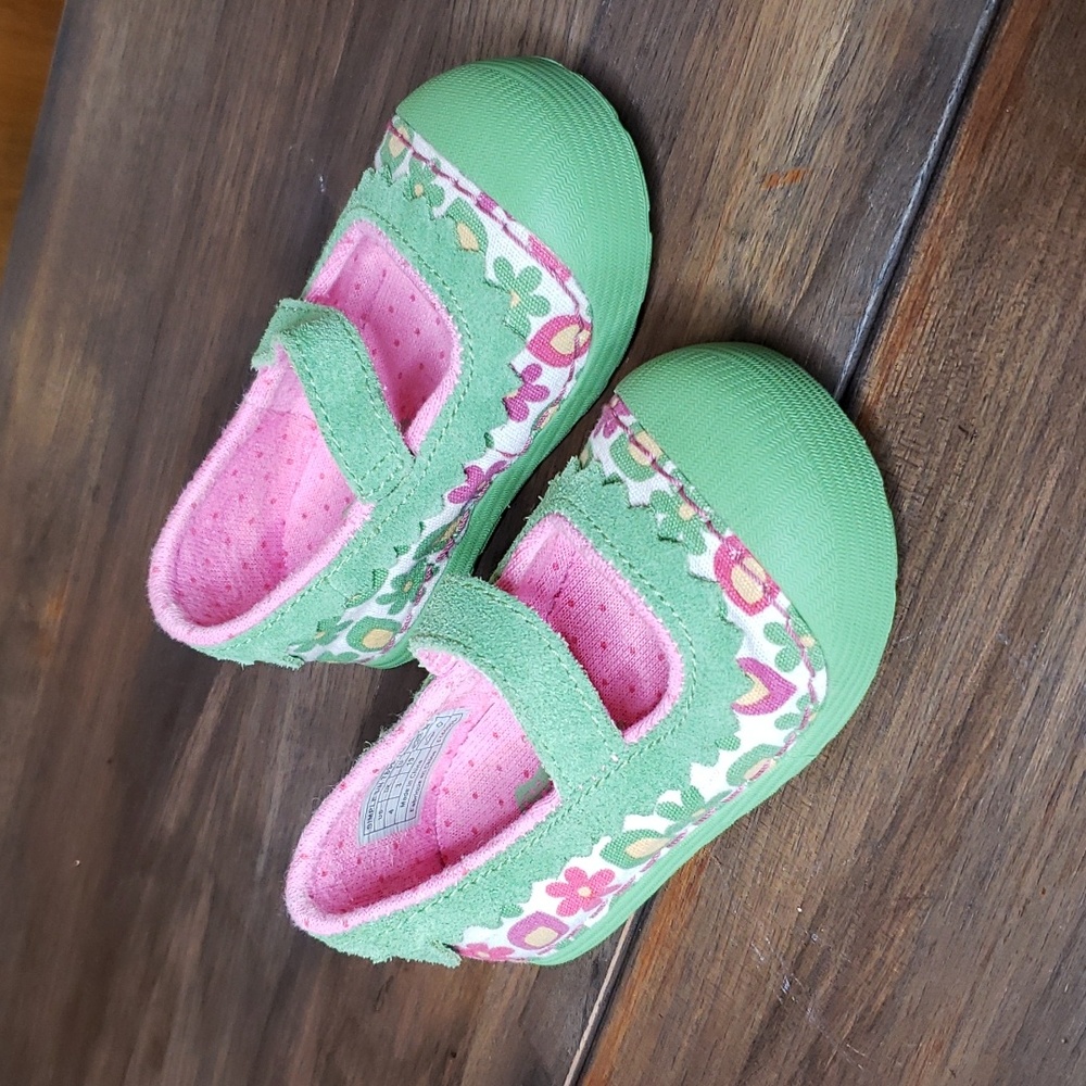 Simple Floral Sneaker Mary Jane Sz 4 Toddler